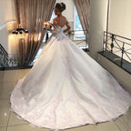 Magnifique robe de mariée longue en satin, dentelle et tulle, coupe trapèze, décolleté cœur et manches
