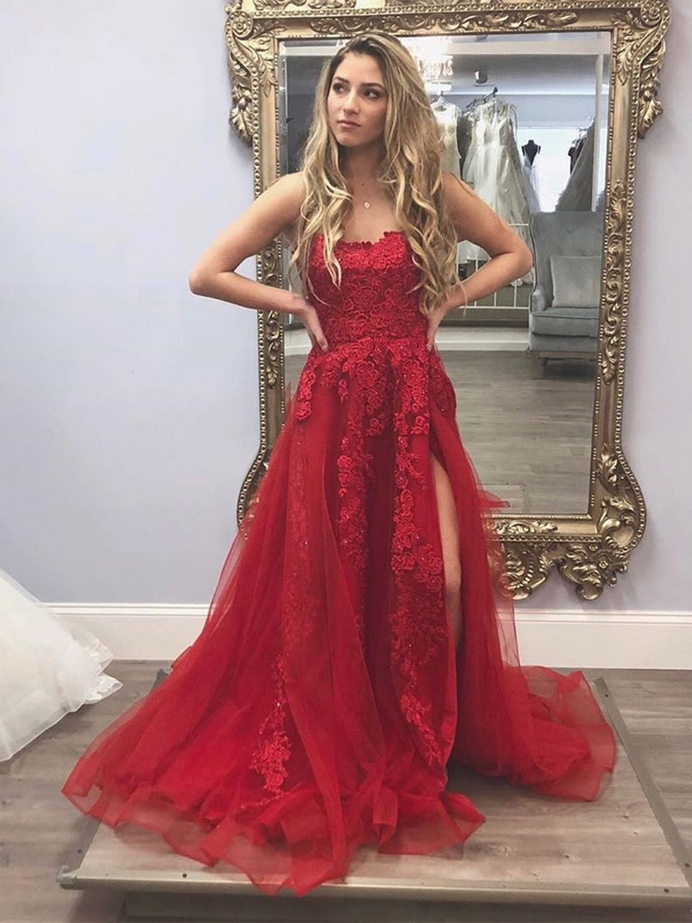 Preciosos vestidos de fiesta largos de corte A con apliques de tul y encaje, con una abertura pronunciada.