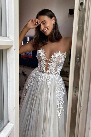 Precioso vestido de novia largo de corte A con apliques de tul y encaje