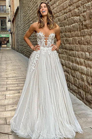 Precioso vestido de novia largo de corte A con apliques de tul y encaje