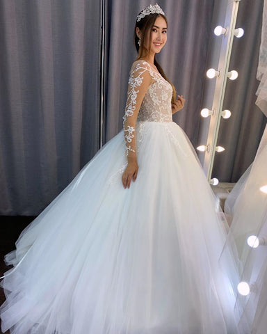 Precioso vestido de novia largo de corte A, de tul y encaje, con mangas.