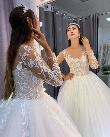 Precioso vestido de novia largo de corte A, de tul y encaje, con mangas.