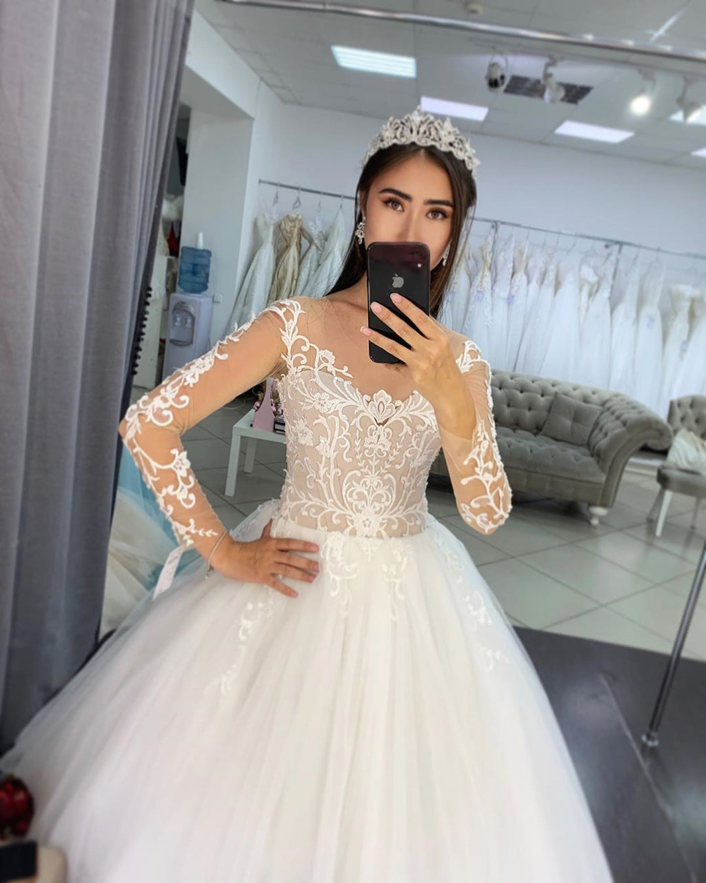 Precioso vestido de novia largo de corte A, de tul y encaje, con mangas.