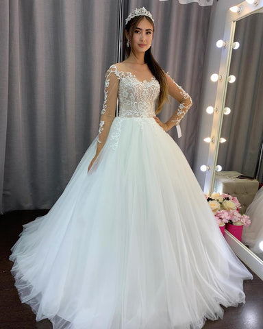 Precioso vestido de novia largo de corte A, de tul y encaje, con mangas.