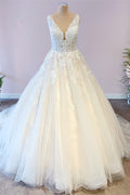 Precioso vestido de novia largo de corte A en tul con apliques de encaje