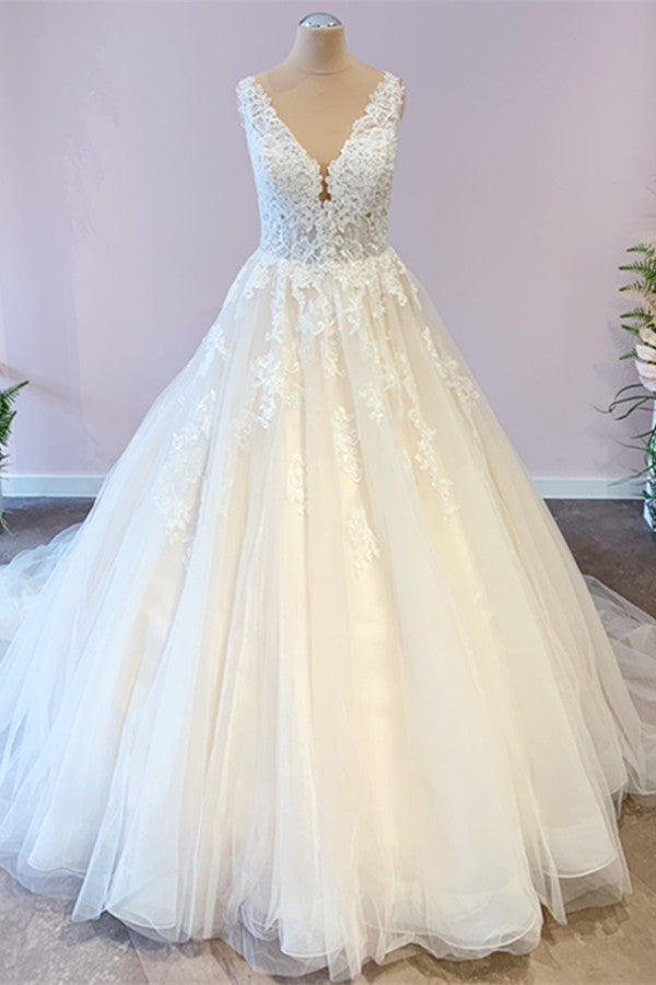 Precioso vestido de novia largo de corte A en tul con apliques de encaje
