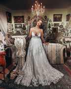 Precioso vestido de novia largo de corte A con escote en V y encaje floral 3D