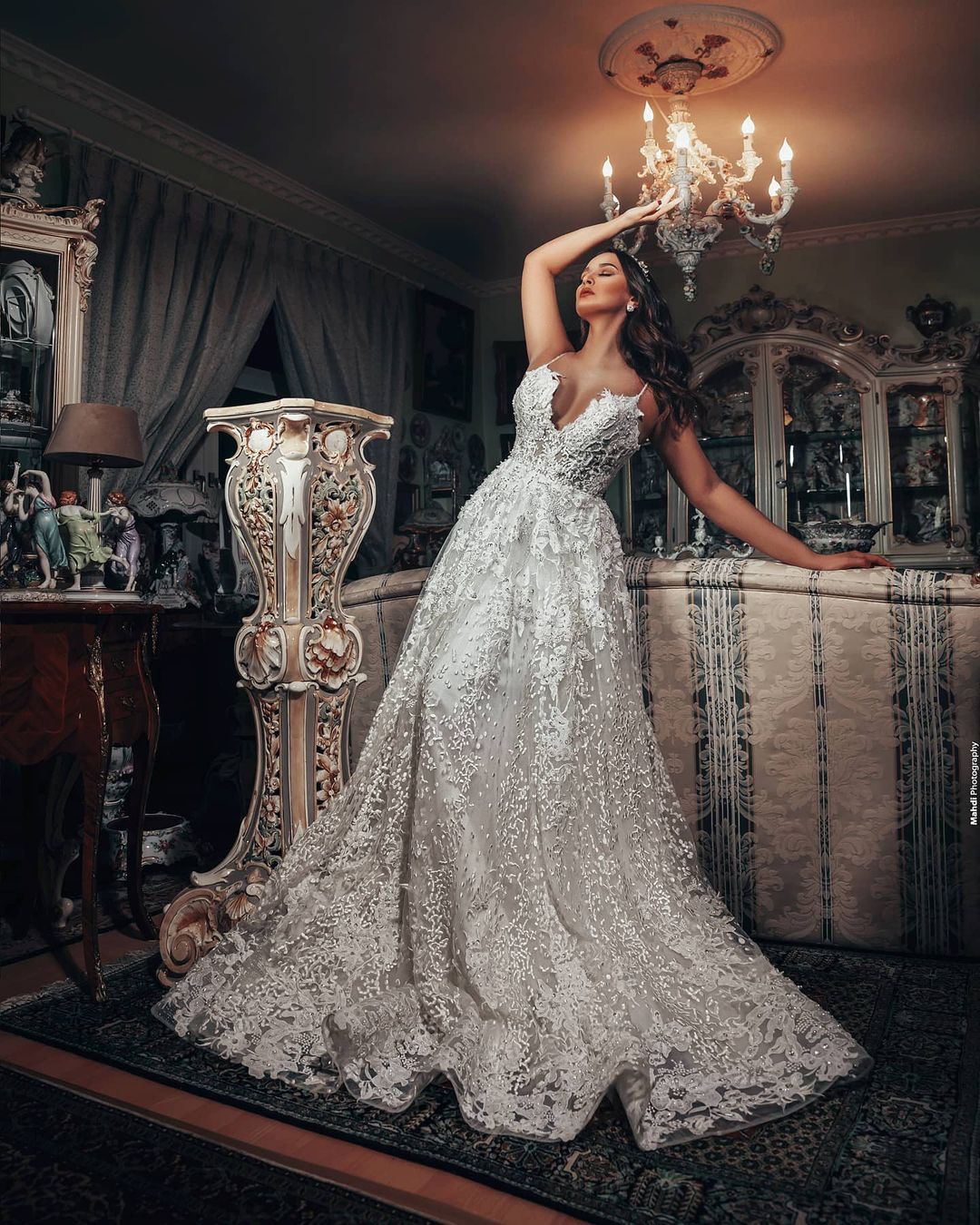 Precioso vestido de novia largo de corte A con escote en V y encaje floral 3D