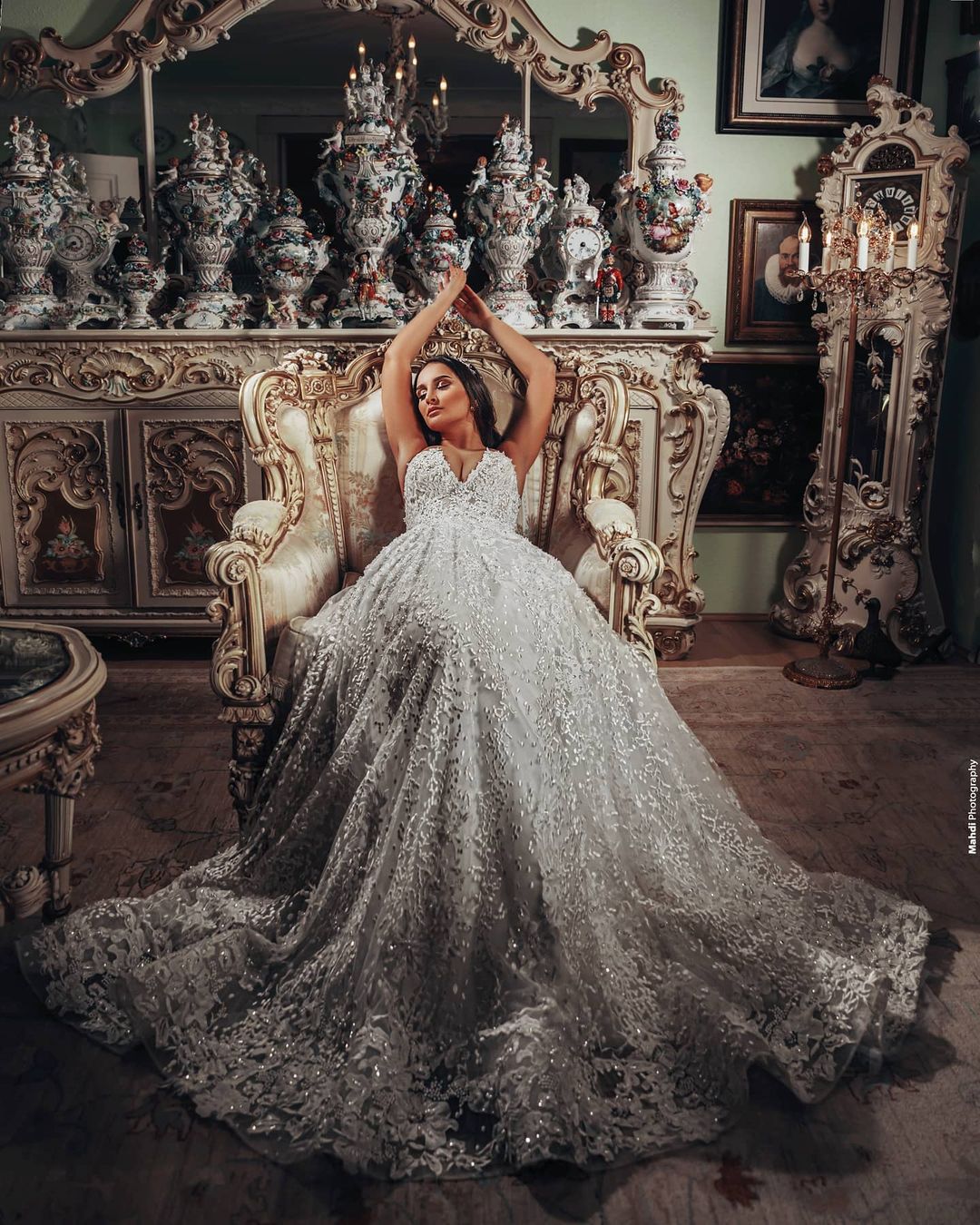 Precioso vestido de novia largo de corte A con escote en V y encaje floral 3D