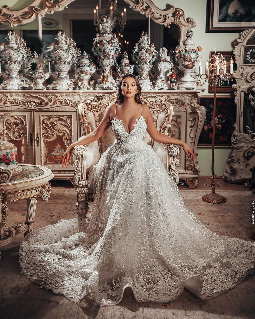 Precioso vestido de novia largo de corte A con escote en V y encaje floral 3D
