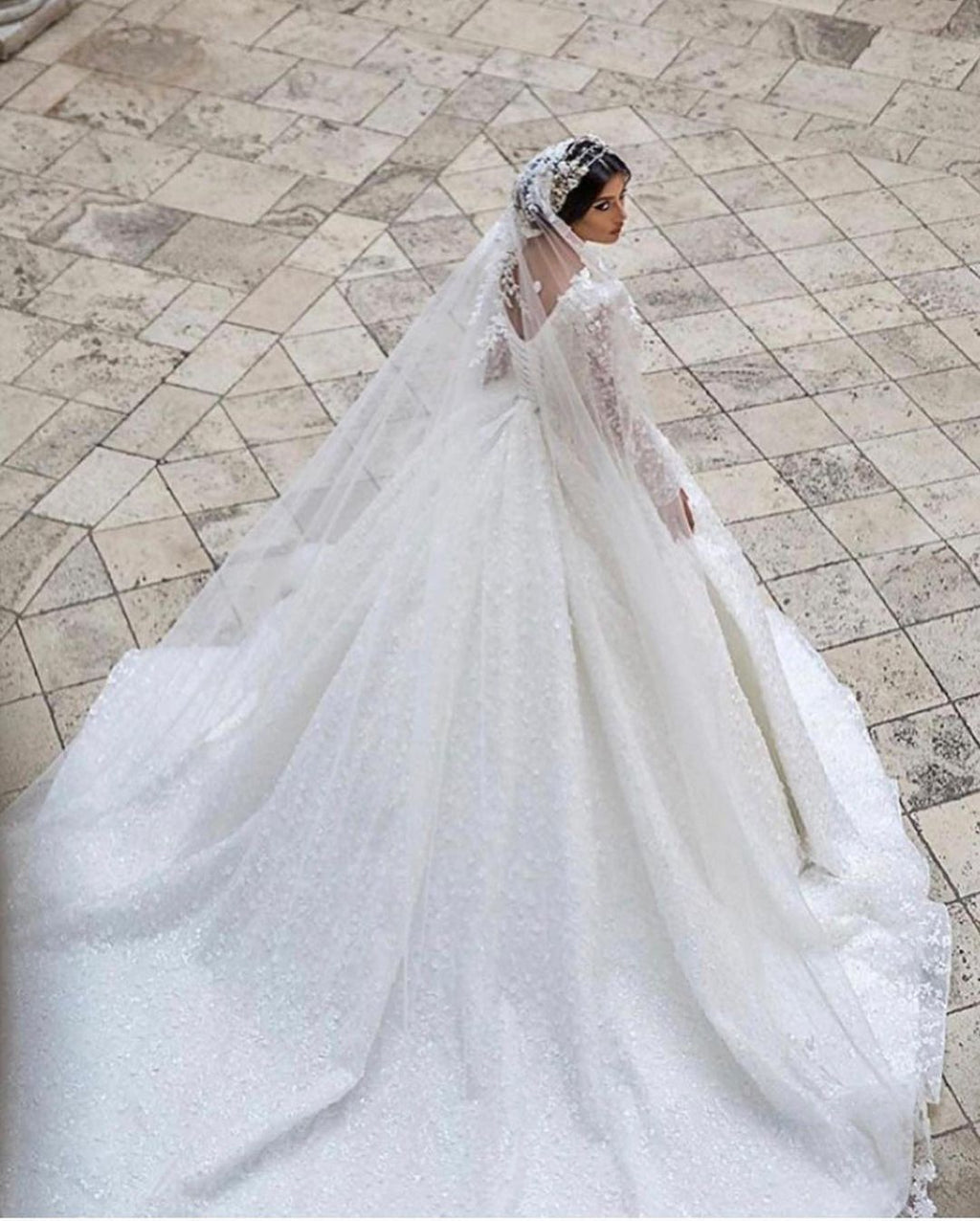 Precioso vestido de novia largo de corte A, escote en V, apliques de encaje y mangas, con mangas y escote en V.