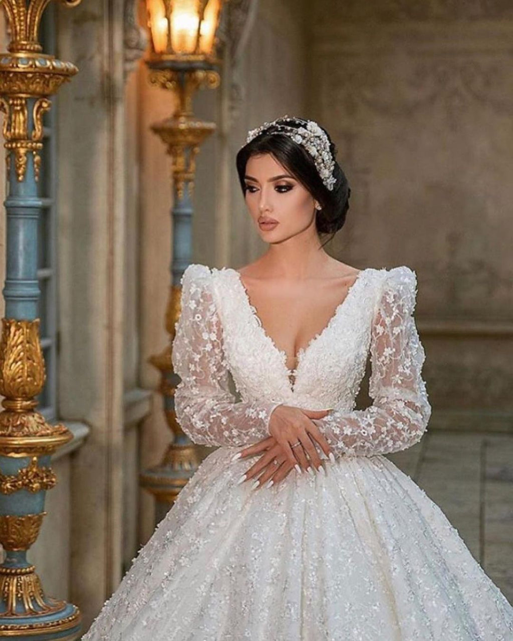 Precioso vestido de novia largo de corte A, escote en V, apliques de encaje y mangas, con mangas y escote en V.