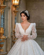 Precioso vestido de novia largo de corte A, escote en V, apliques de encaje y mangas, con mangas y escote en V.