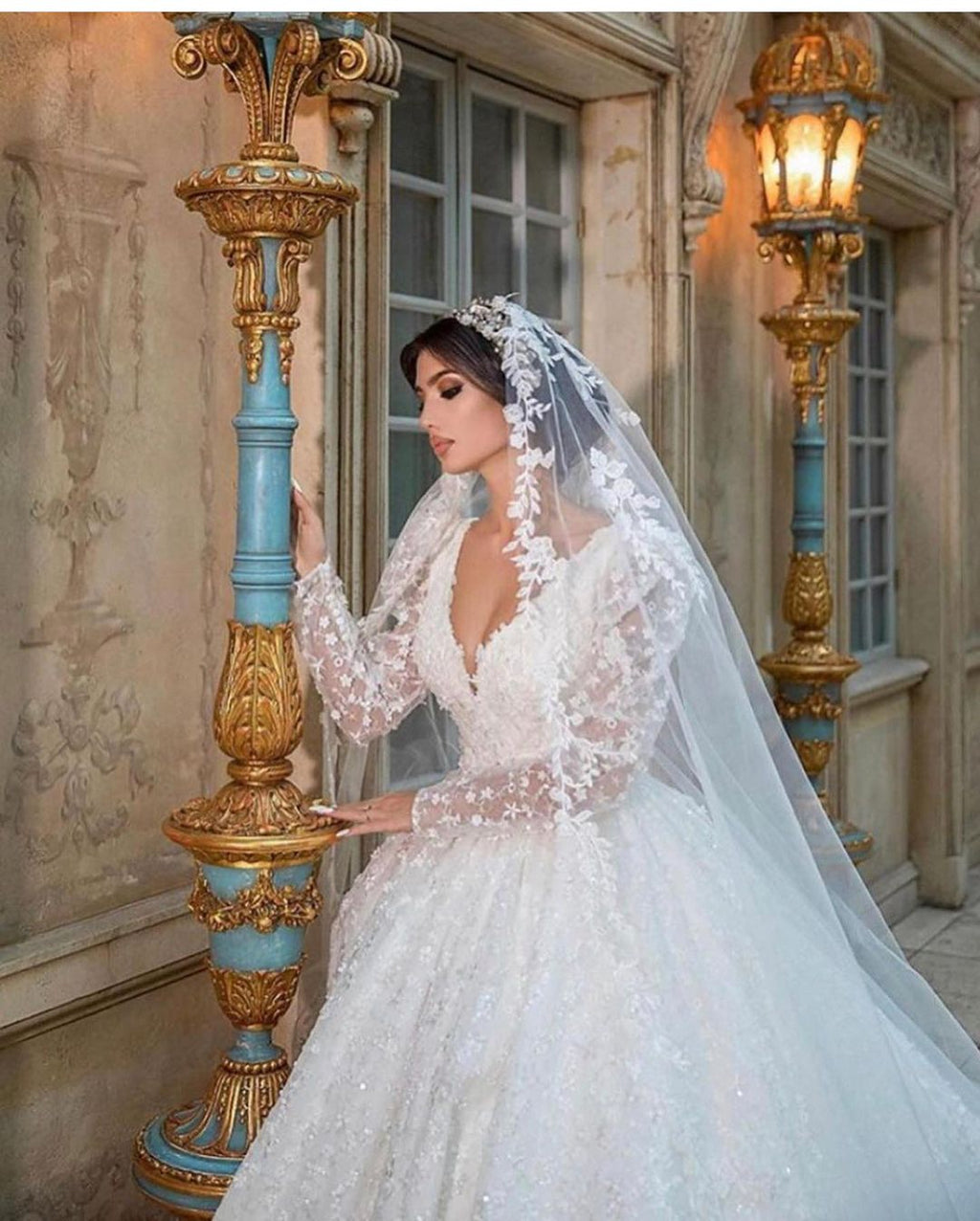 Precioso vestido de novia largo de corte A, escote en V, apliques de encaje y mangas, con mangas y escote en V.