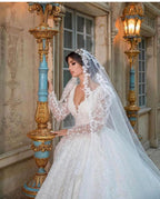 Precioso vestido de novia largo de corte A, escote en V, apliques de encaje y mangas, con mangas y escote en V.