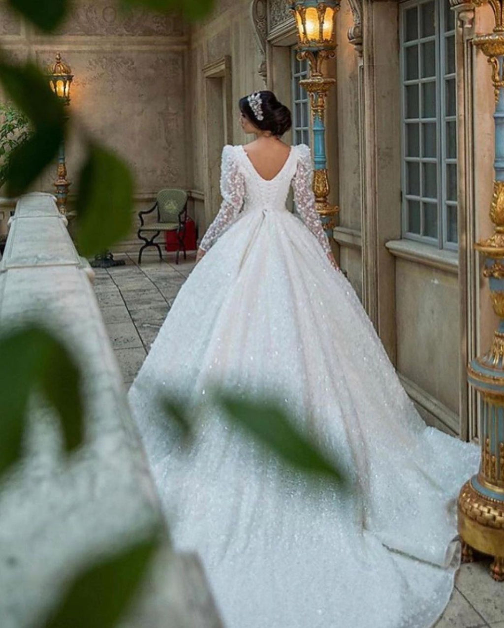 Precioso vestido de novia largo de corte A, escote en V, apliques de encaje y mangas, con mangas y escote en V.