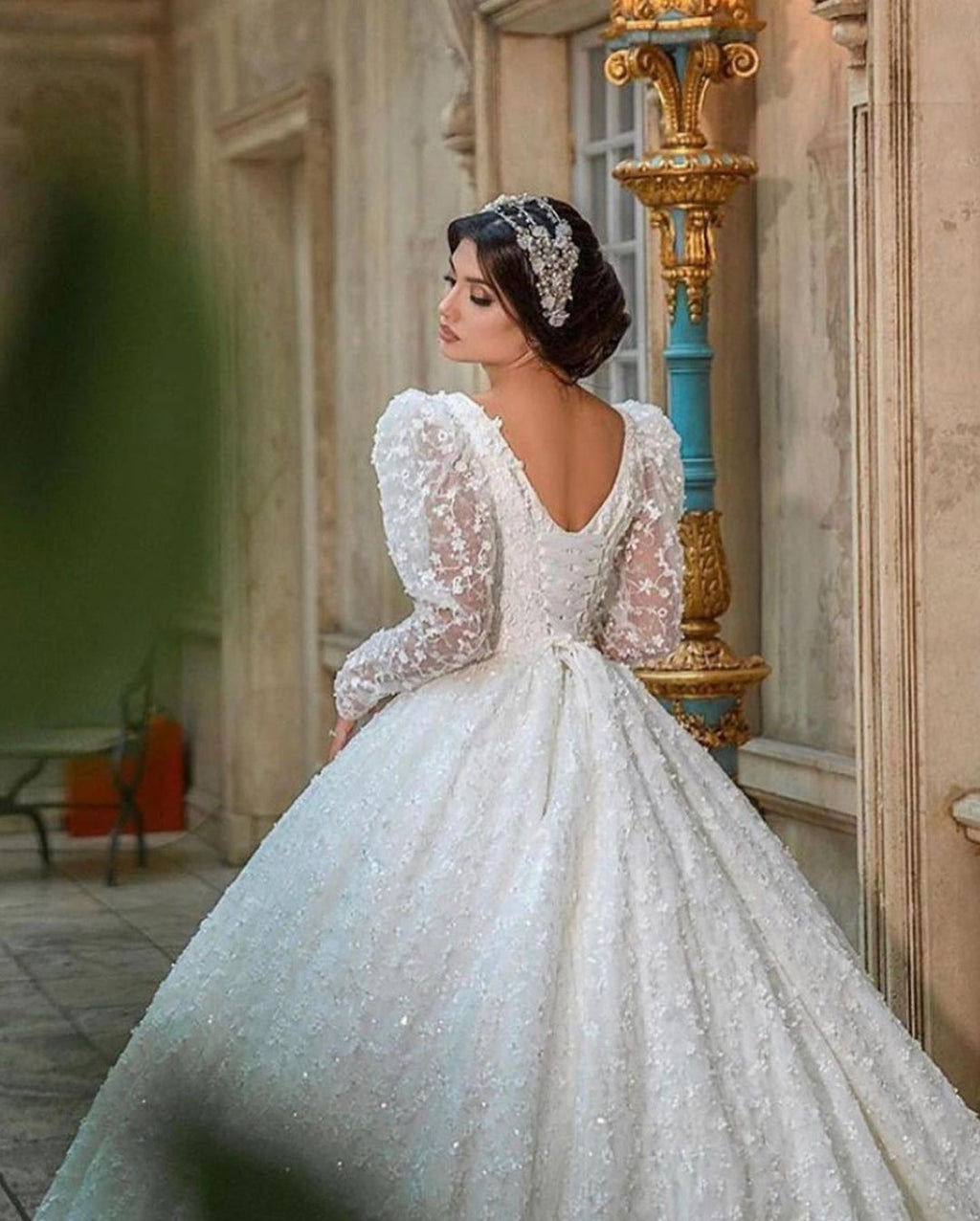 Precioso vestido de novia largo de corte A, escote en V, apliques de encaje y mangas, con mangas y escote en V.