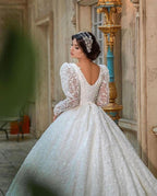 Precioso vestido de novia largo de corte A, escote en V, apliques de encaje y mangas, con mangas y escote en V.