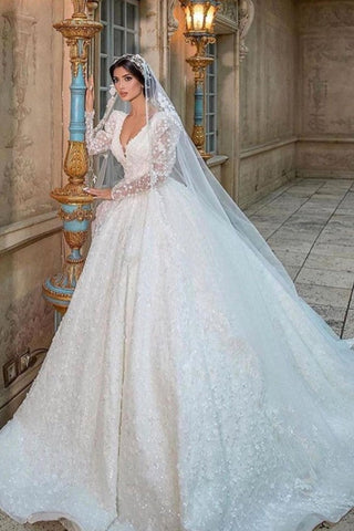 Precioso vestido de novia largo de corte A, escote en V, apliques de encaje y mangas, con mangas y escote en V.
