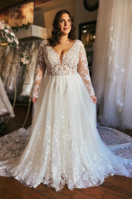 Magnifique robe de mariée longue en dentelle, coupe trapèze, col V, manches longues et traîne.