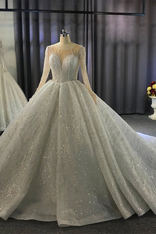 Precioso vestido de novia largo de corte princesa con mangas, estilo barco y cristales.