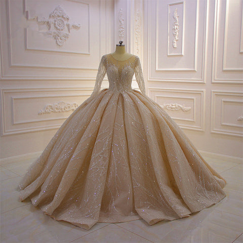 Precioso vestido de novia largo de corte princesa con mangas, estilo barco y cristales.