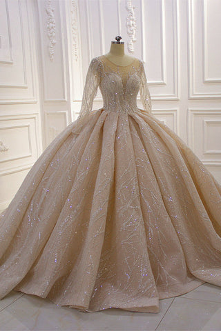Precioso vestido de novia largo de corte princesa con mangas, estilo barco y cristales.