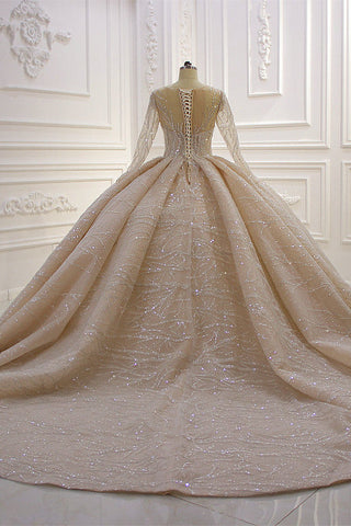 Precioso vestido de novia largo de corte princesa con mangas, estilo barco y cristales.