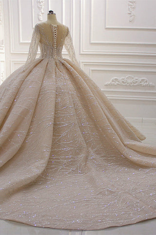 Precioso vestido de novia largo de corte princesa con mangas, estilo barco y cristales.