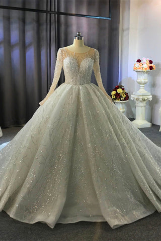 Precioso vestido de novia largo de corte princesa con mangas, estilo barco y cristales.