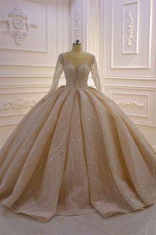 Precioso vestido de novia largo de corte princesa con mangas, estilo barco y cristales.