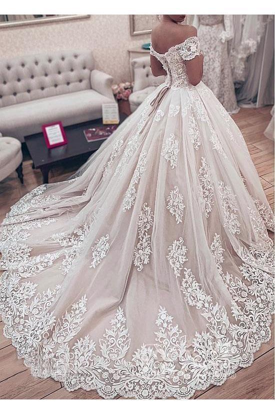 Magnifique robe de bal longue à épaules dénudées ornée d'appliqués de dentelle