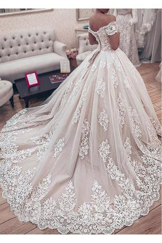 Precioso vestido de novia largo de gala con hombros descubiertos y apliques de encaje