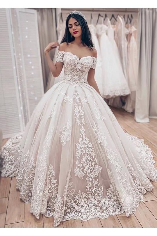 Magnifique robe de bal longue à épaules dénudées ornée d'appliqués de dentelle