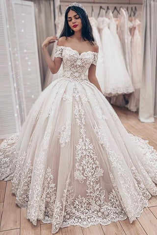 Precioso vestido de novia largo de gala con hombros descubiertos y apliques de encaje