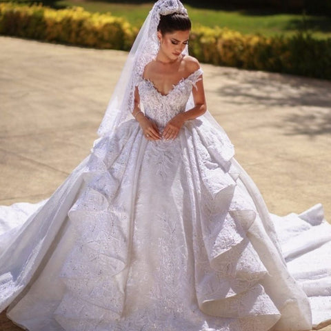 Precioso vestido de novia largo de corte princesa con hombros descubiertos y encaje