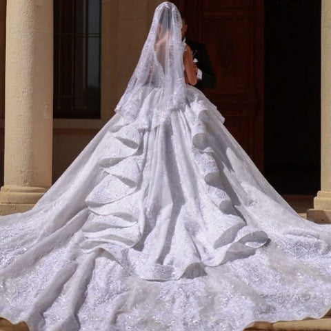 Precioso vestido de novia largo de corte princesa con hombros descubiertos y encaje