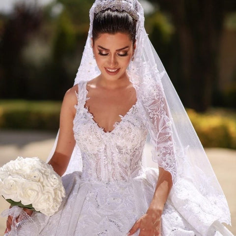 Precioso vestido de novia largo de corte princesa con hombros descubiertos y encaje
