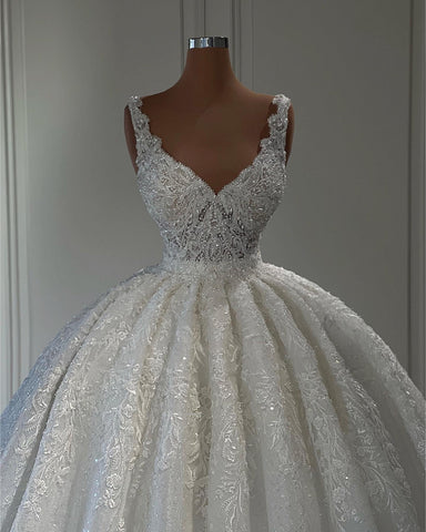 Precioso vestido de novia largo de corte princesa, escote corazón, sin mangas, de encaje con volantes