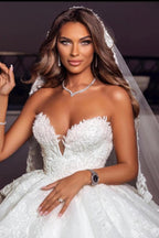 Magnifique robe de mariée longue en tulle à décolleté cœur ornée d'appliqués de dentelle