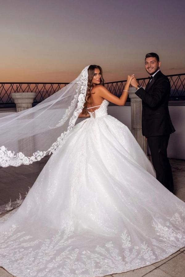 Magnifique robe de mariée longue en tulle à décolleté cœur ornée d'appliqués de dentelle
