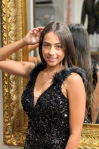 Magnifique robe de soirée sirène longue noire sans manches à col V fendu, ornée de paillettes, avec décolleté en V et fente.