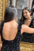 Magnifique robe de soirée sirène longue noire sans manches à col V fendu, ornée de paillettes, avec décolleté en V et fente.
