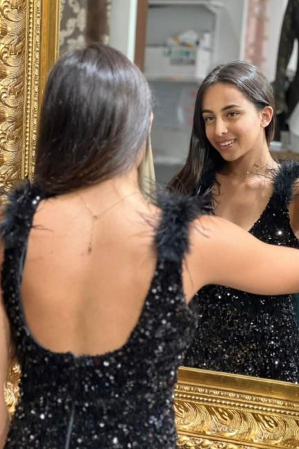 Magnifique robe de soirée sirène longue noire sans manches à col V fendu, ornée de paillettes, avec décolleté en V et fente.