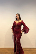 Superbe robe de bal longue bordeaux fendue sur le devant à paillettes et manches longues