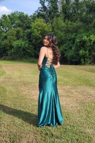 Preciosos vestidos de noche largos de color verde oscuro, sin mangas, con tirantes finos y abertura, ideales para fiestas y eventos especiales. Disponibles online.