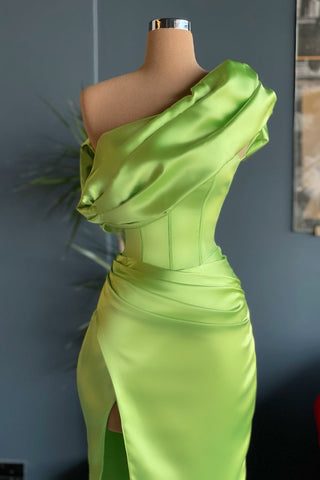 Magnifique robe de bal longue fendue sur une épaule, avec une épaule dénudée.