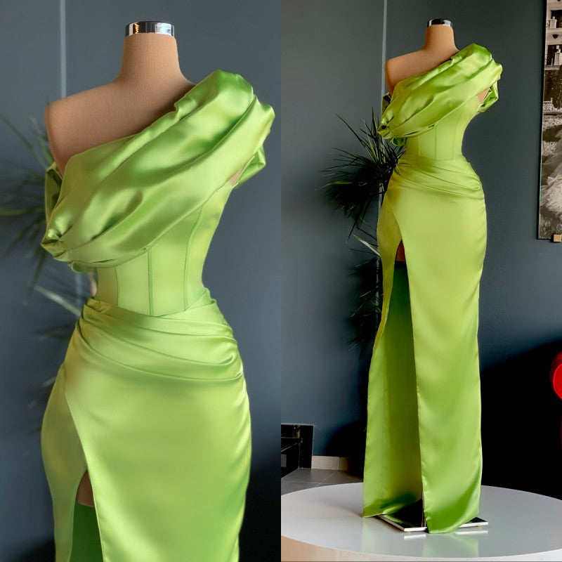 Magnifique robe de bal longue fendue sur une épaule, avec une épaule dénudée.