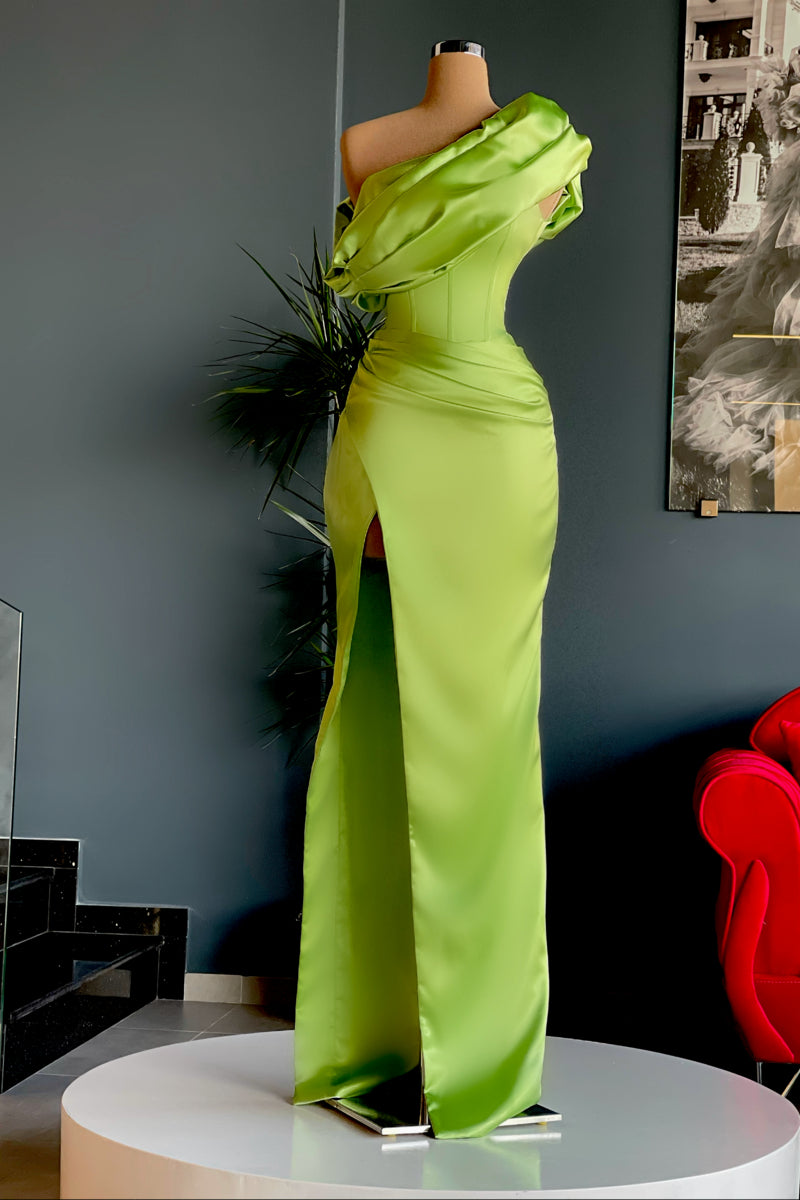 Magnifique robe de bal longue fendue sur une épaule, avec une épaule dénudée.