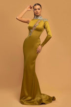 Preciosos vestidos de noche largos de sirena con cuello alto y mangas, color dorado brillante.